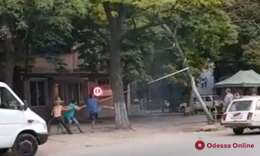 Одесса: ради лотка с арбузами спилили дерево (видео)