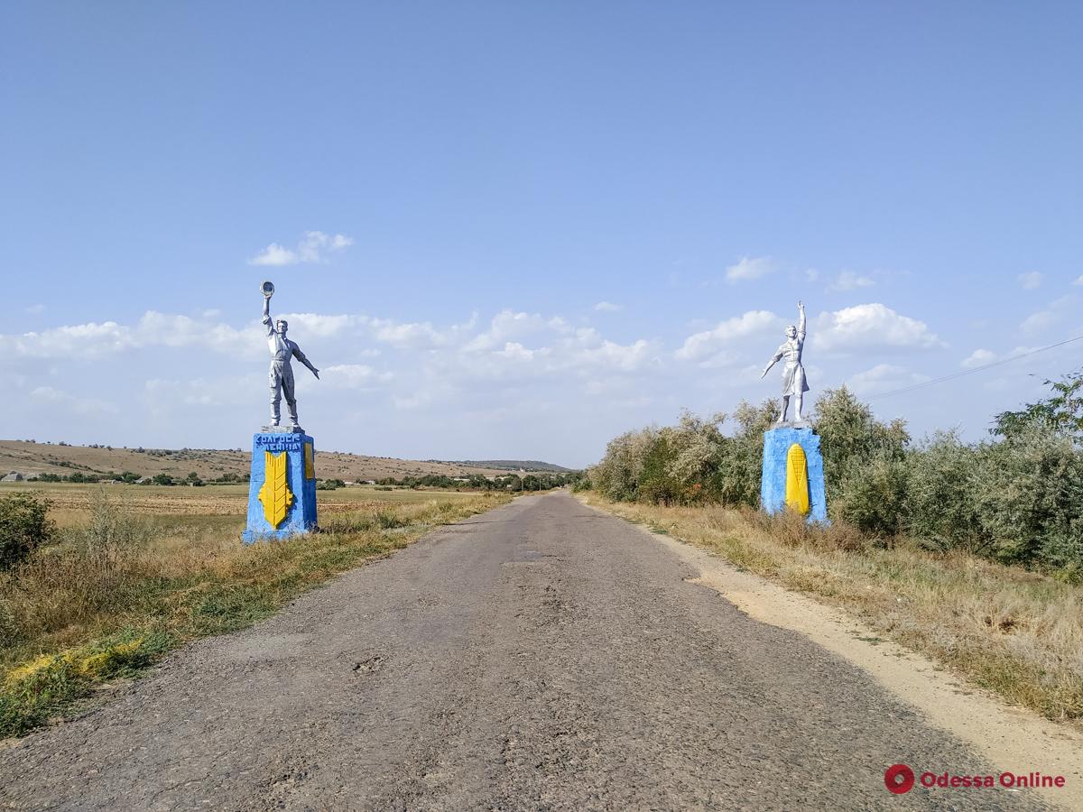 Одесская область: монументы рабочего и колхозницы покрасили в цвета национального флага (фотофакт)