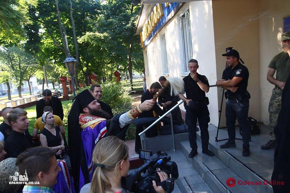 Одесса: прихожан и священников не пустили в храм на территории Военной академии (фото, видео)