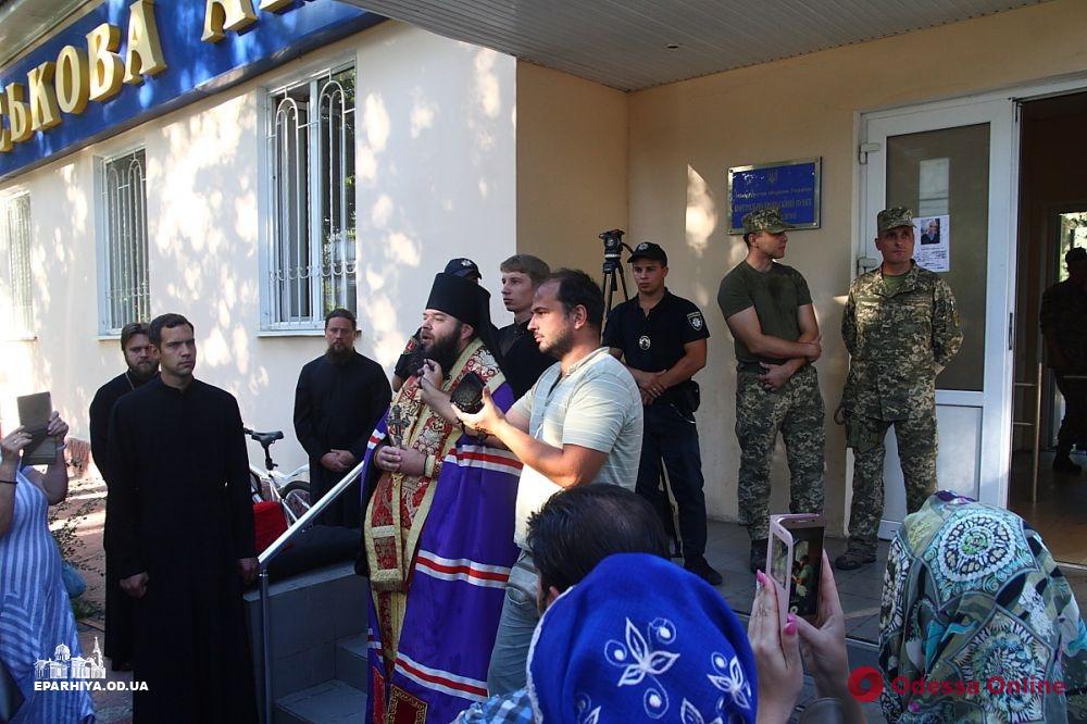 Одесса: прихожан и священников не пустили в храм на территории Военной академии (фото, видео)