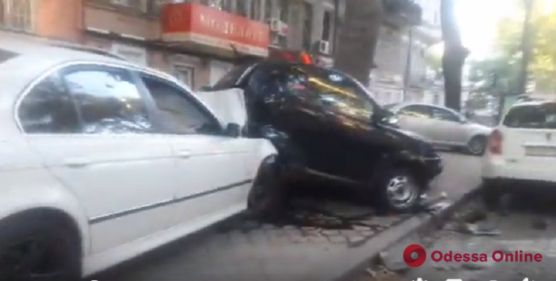 Разбил два авто: в центре Одессы BMW на скорости вылетел на тротуар