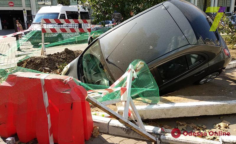 В Одессе на улице Генуэзской в яму провалилась машина