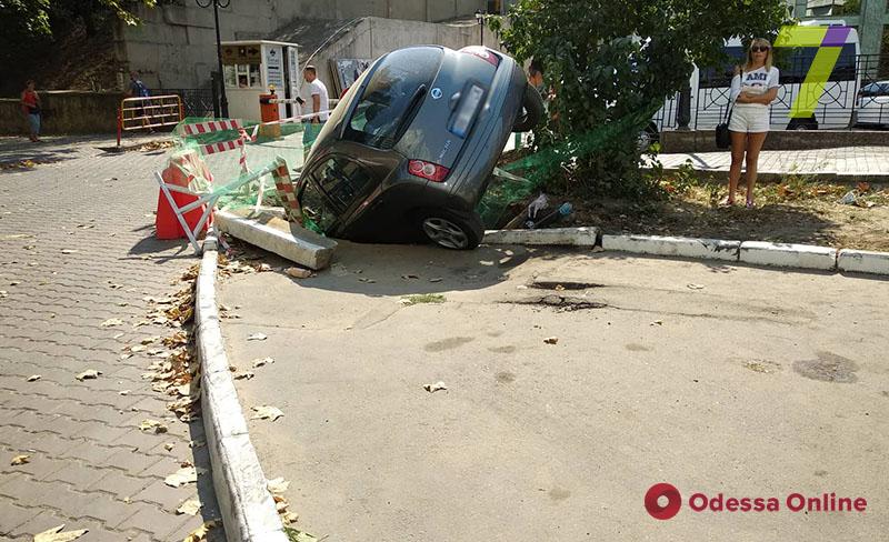 В Одессе на улице Генуэзской в яму провалилась машина