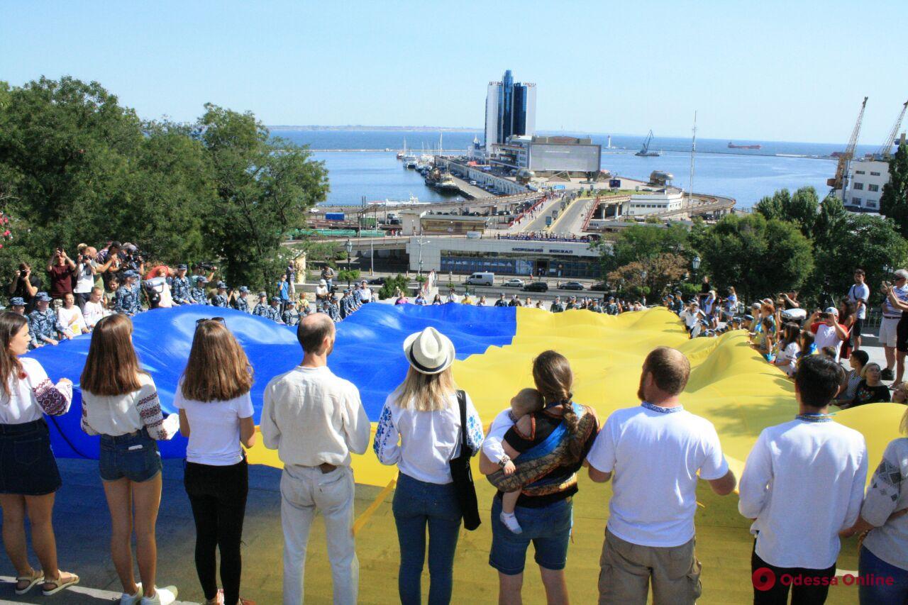 На Потемкинской лестнице развернули 27-метровый флаг Украины