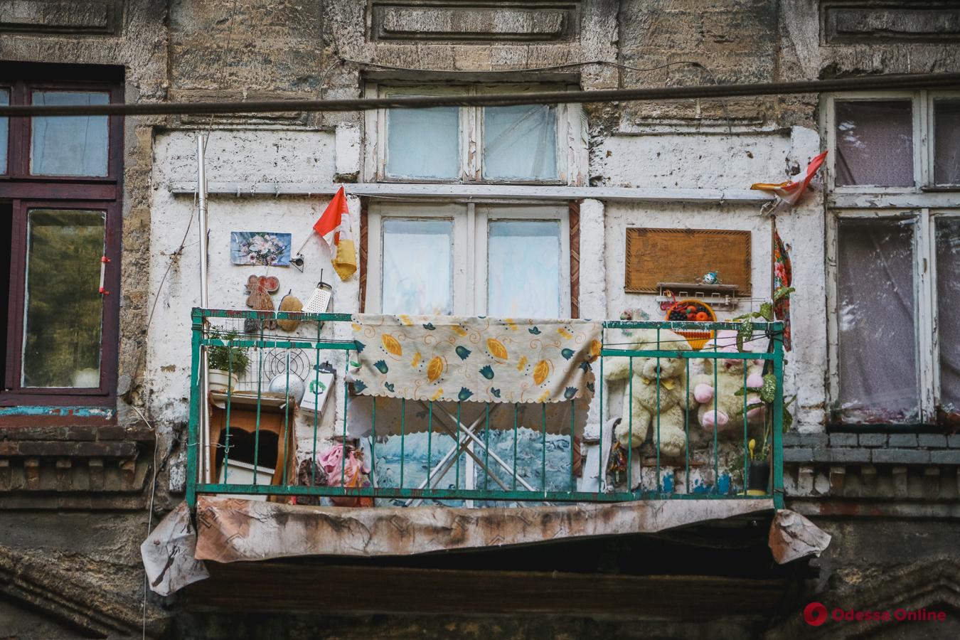 Одесские балконы: «чудовища», произведения искусства и белье