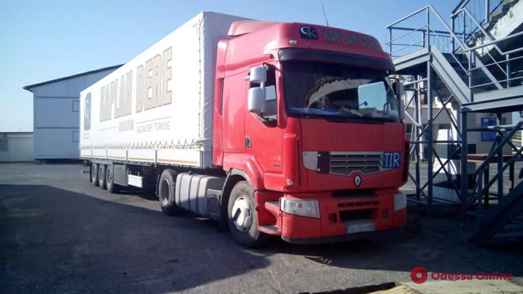 Черноморск: пограничники в порту обнаружили краденую фуру