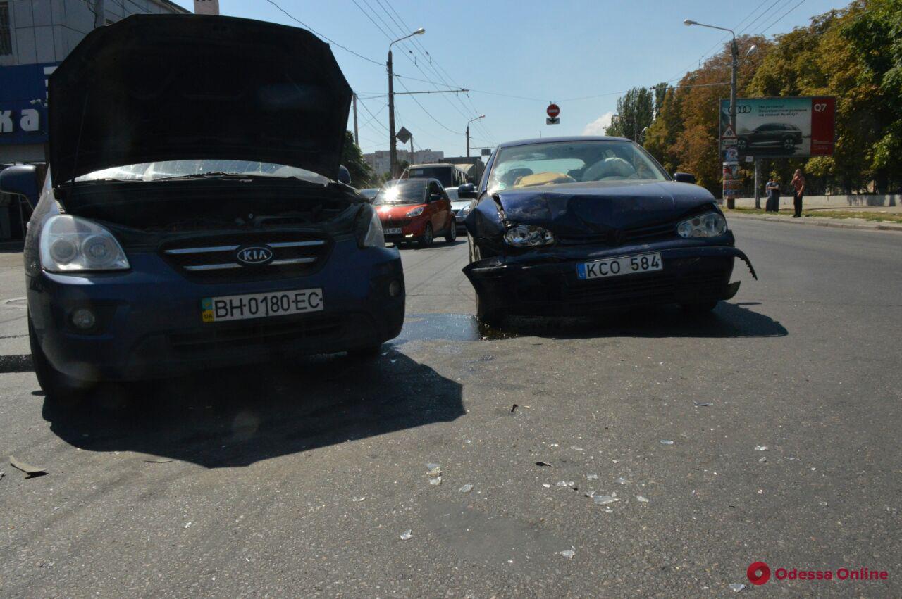 Одесса: ДТП на углу Комарова и Генерала Петрова