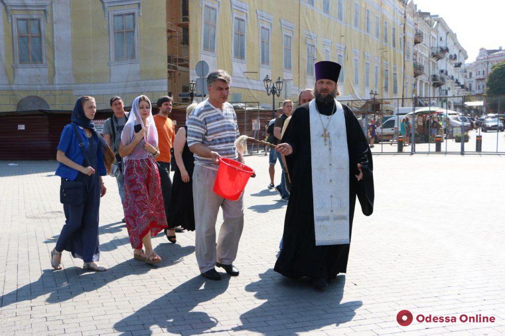 В Одессе после ЛГБТ-марша Приморский бульвар окропили святой водой