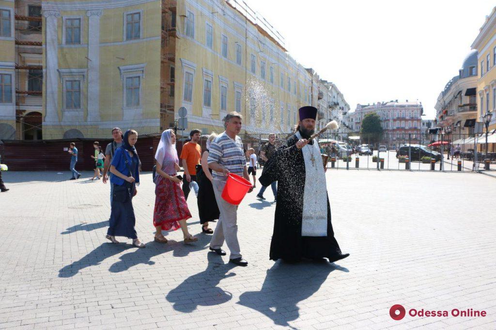 В Одессе после ЛГБТ-марша Приморский бульвар окропили святой водой