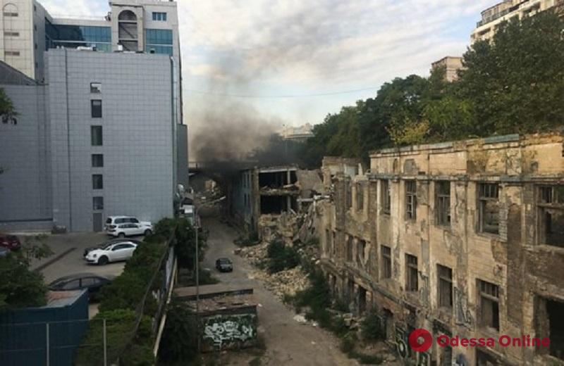 В Одессе горело заброшенное здание на Деволановском спуске