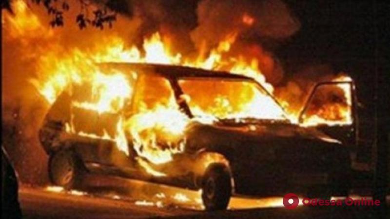 Ночью в Черноморске горели две машины