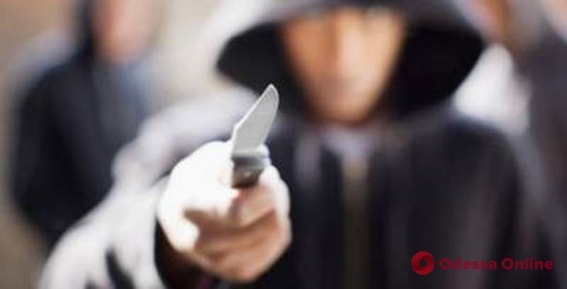 Под Одессой грабитель напал с ножом на молодого парня