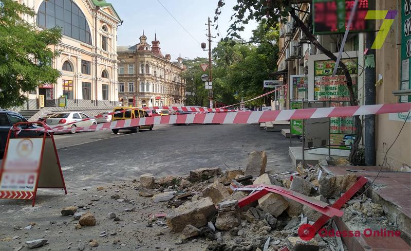 В Одессе обрушилась часть фасада жилого дома