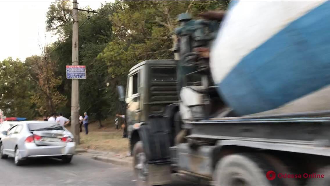 На Балковской бетономешалка врезалась в легковушку