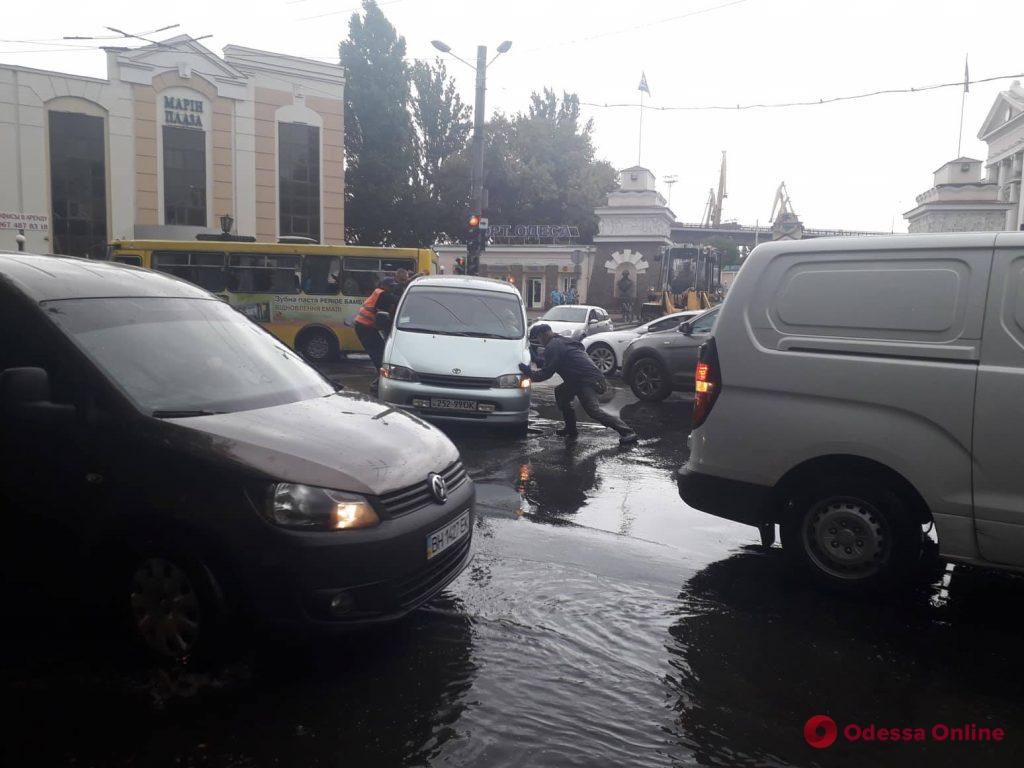 В Одессе на Таможенной площади автомобиль провалился в открытый люк