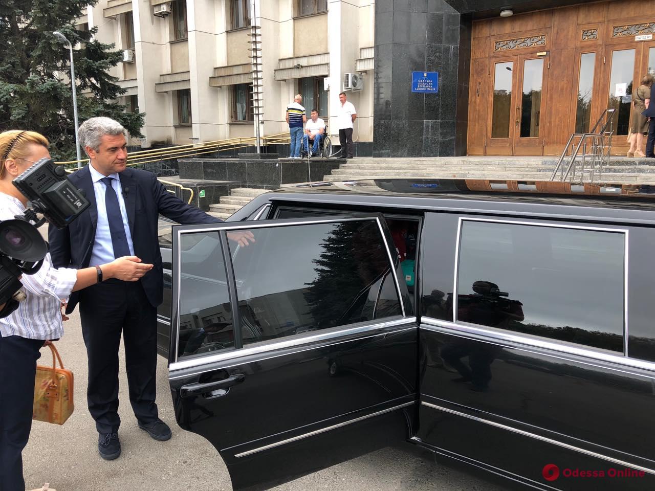 В Одесском облсовете предлагают всем желающим покататься на президентском лимузине