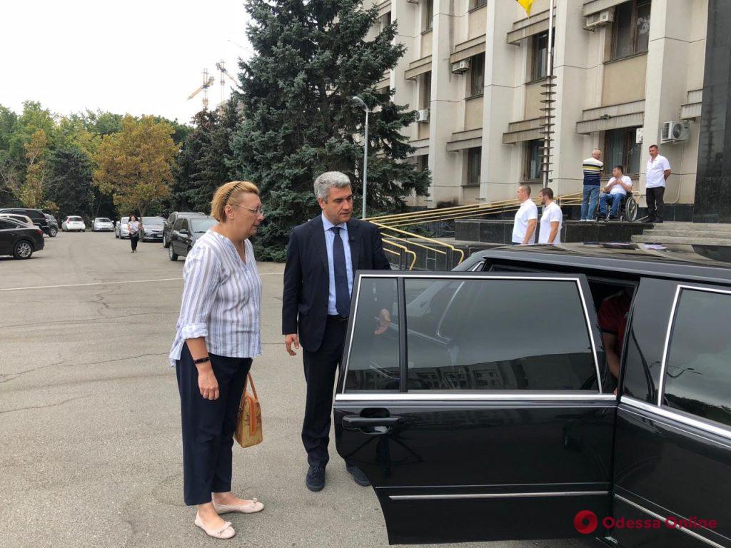В Одесском облсовете предлагают всем желающим покататься на президентском лимузине