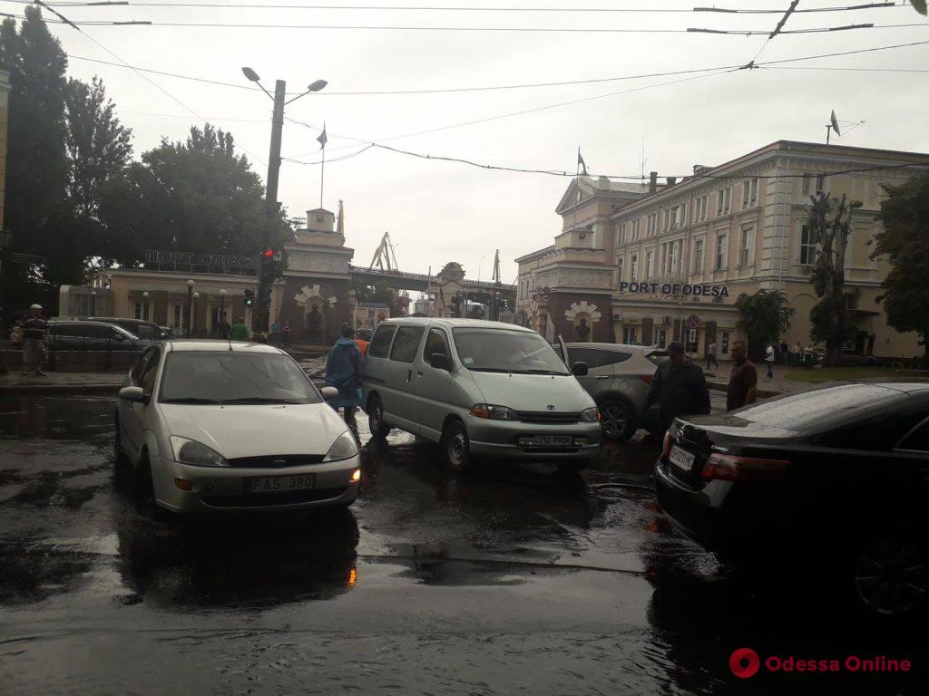 В Одессе на Таможенной площади автомобиль провалился в открытый люк
