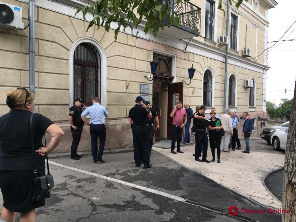 Двоевластие в Одесском медуниверситете: Запорожан заперся в кабинете ректора (видео, обновлено)