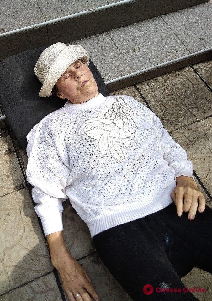 Потеряла сознание: в Одессе ищут родственников пожилой женщины (обновлено)