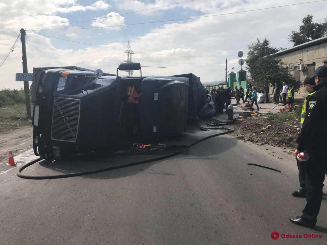 На Объездной грузовик с прицепом опрокинулся на легковушку