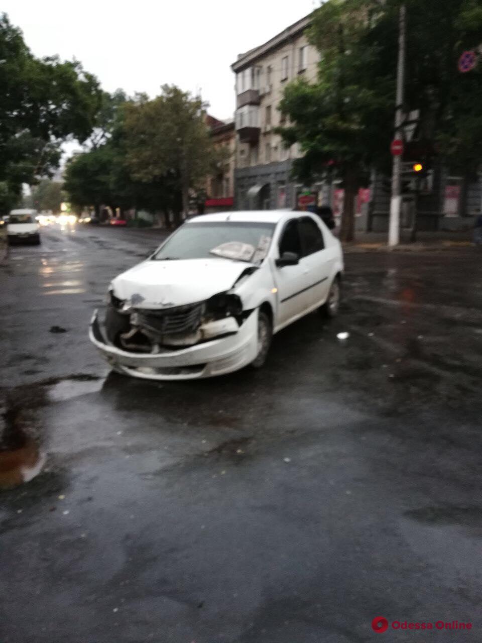 В центре Одессы столкнулись микроавтобус и легковушка
