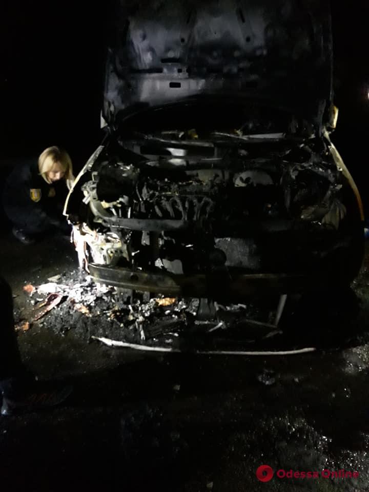 В Одессе на Академика Филатова ночью вспыхнул припаркованный автомобиль (фото)
