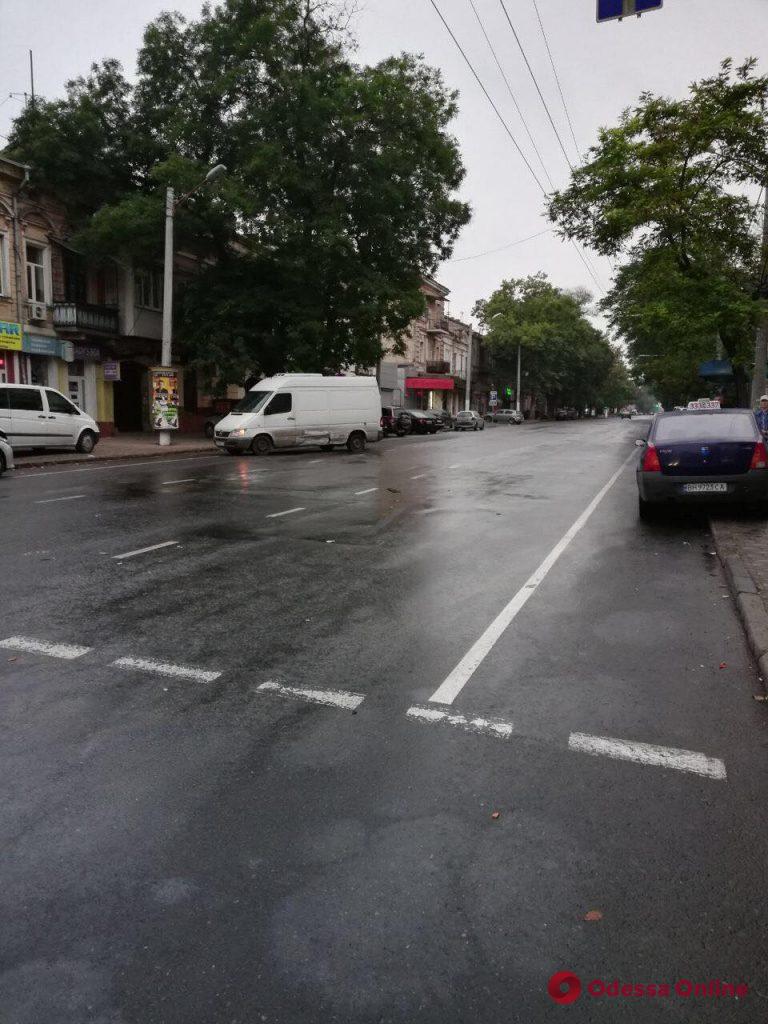 В центре Одессы столкнулись микроавтобус и легковушка