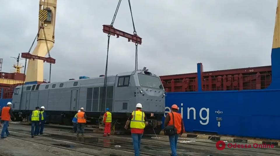 В порт Черноморска из США доставили первый локомотив General Electric