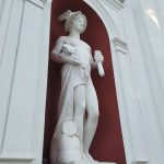 Рука и мешочек с деньгами: в Одессе реставрируют знаменитую скульптуру Меркурия (фото)