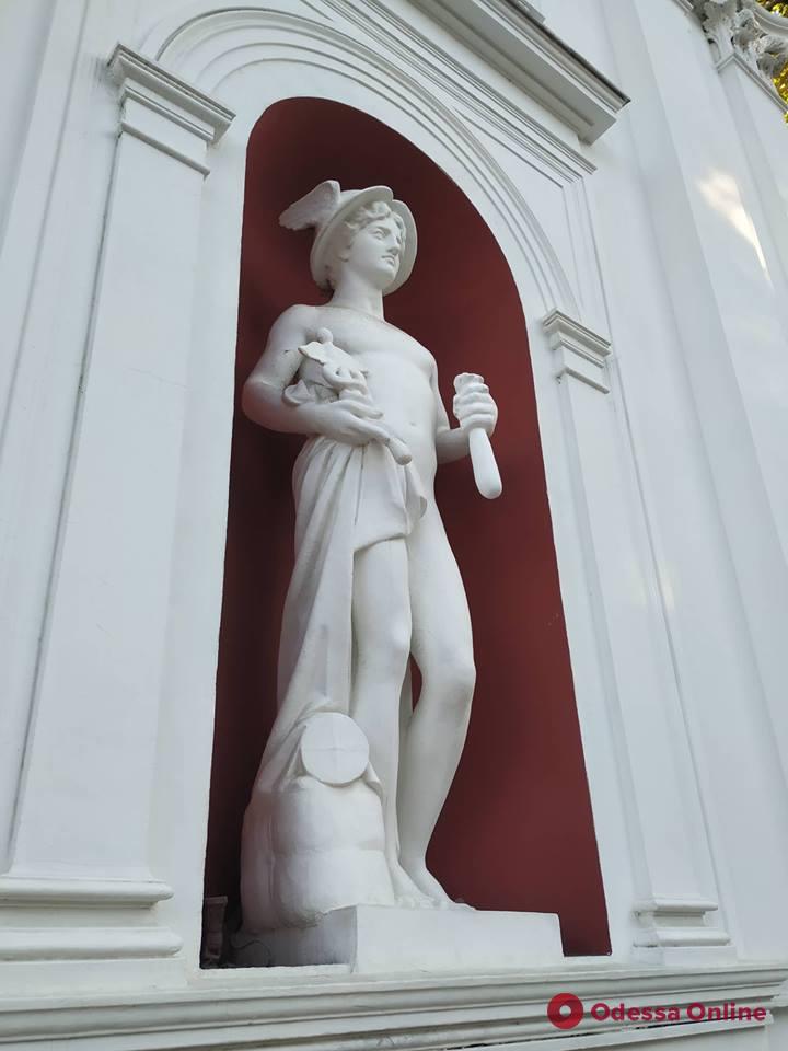 Рука и мешочек с деньгами: в Одессе реставрируют знаменитую скульптуру Меркурия (фото)