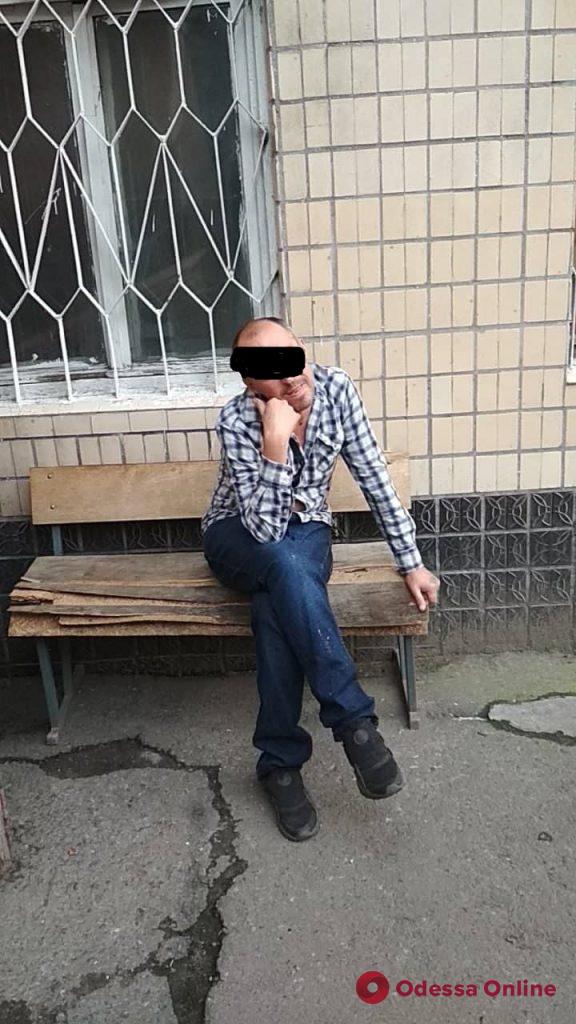 Приковал наручниками и пытал: В Одессе задержали похитителя человека