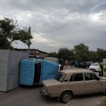 Заблокировал дорогу: на Ленпоселке перевернулся грузовик