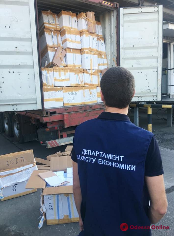 Контрабандные духи: в Одесской области задержали контейнер с парфюмерией и одеждой