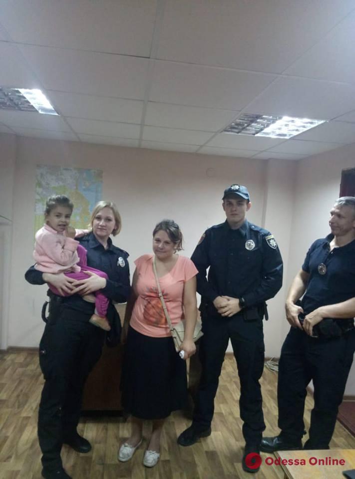 Из Измаила в Одессу: пропавших маму с дочкой отыскали на «Привозе»