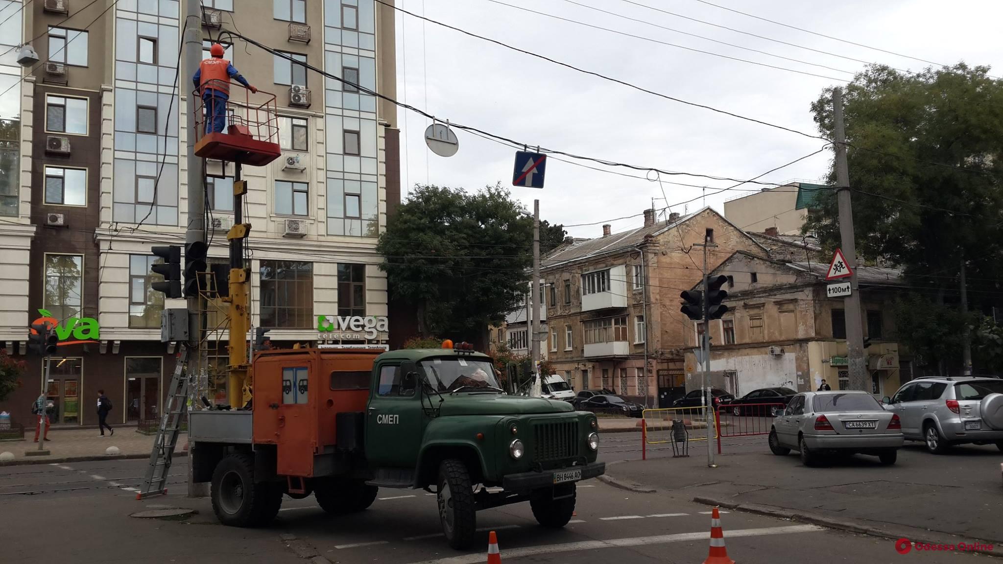 На оживленном перекрестке в центре Одессы не работает светофор