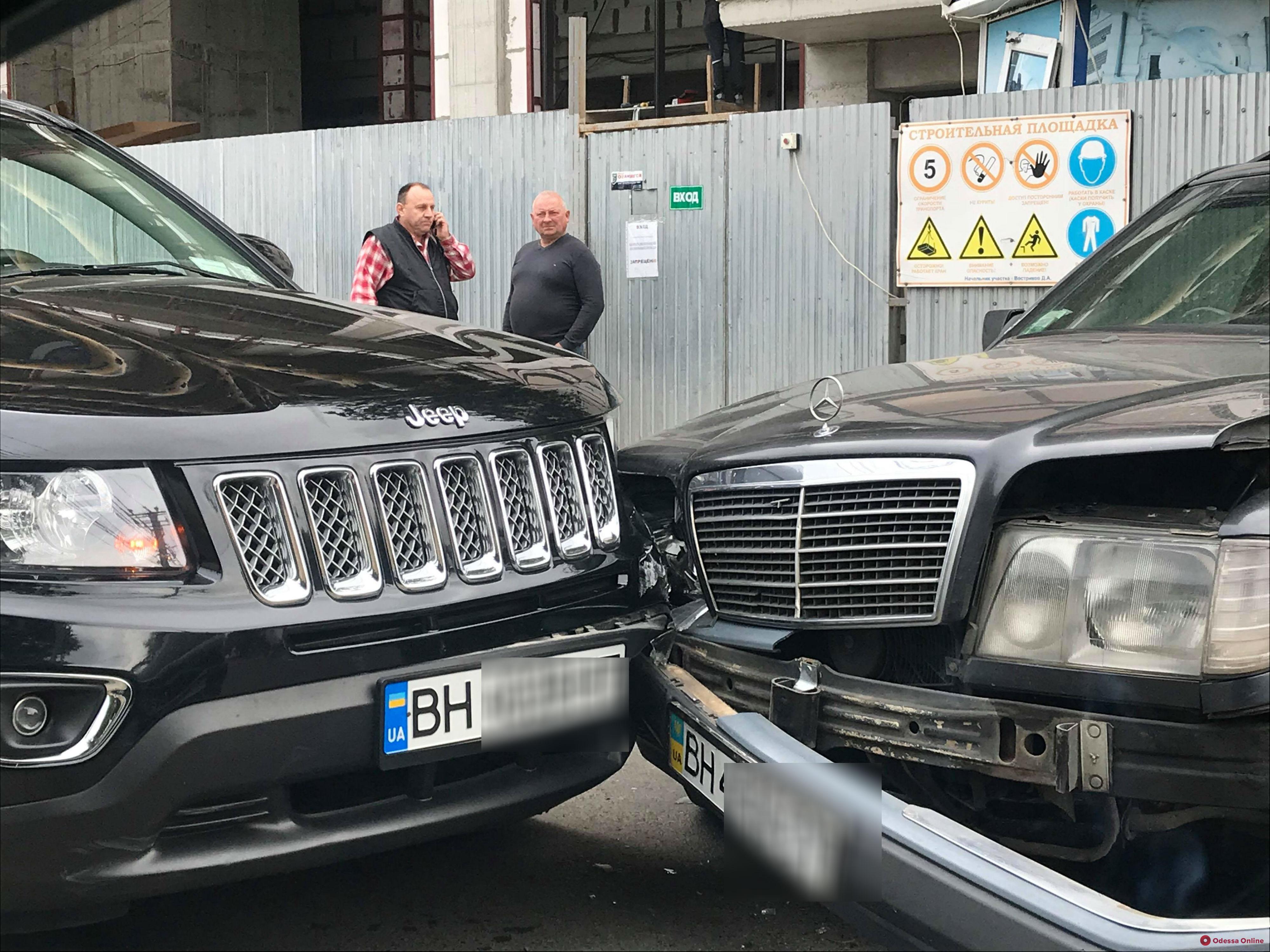 Mercedes vs Jeep: ДТП на Львовской полностью перекрыло дорогу