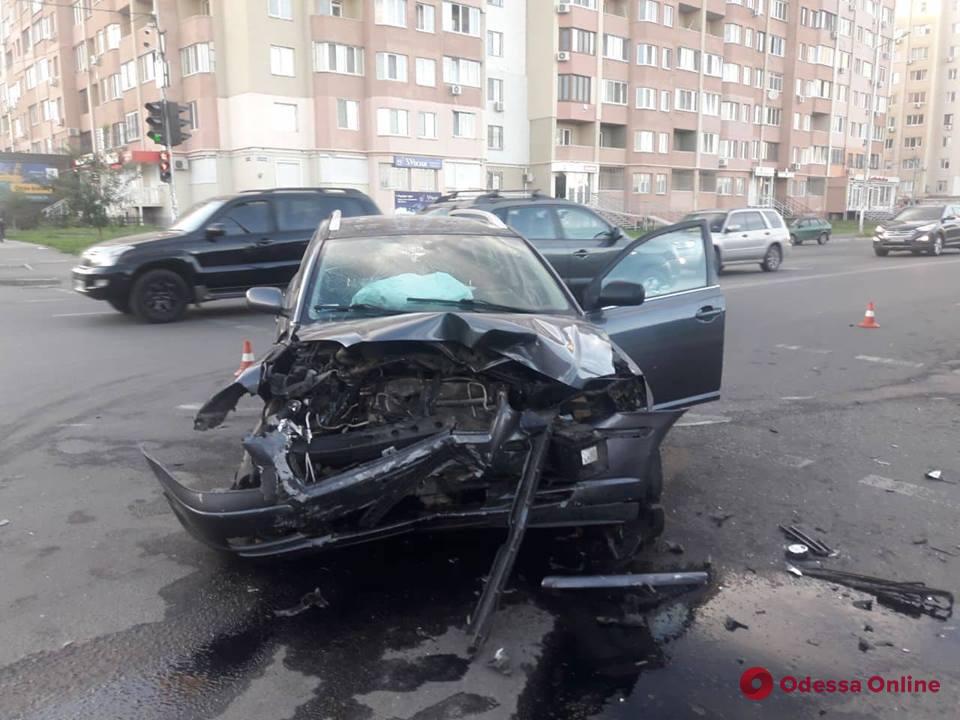 В Одессе столкнулись две легковушки: есть пострадавшая
