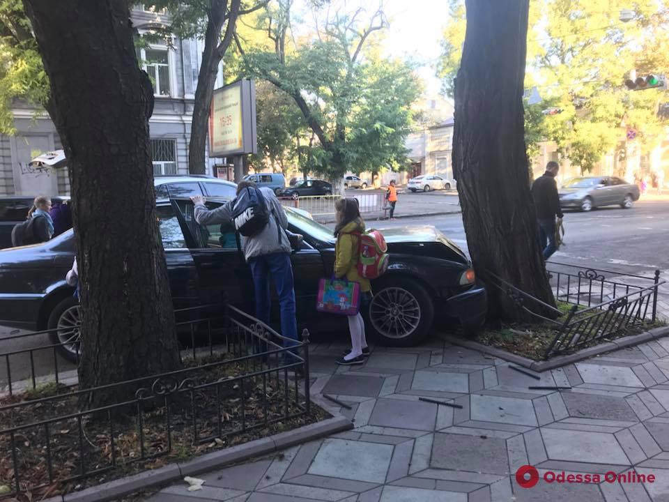 В центре Одессы BMW на «евробляхах» врезался в дерево