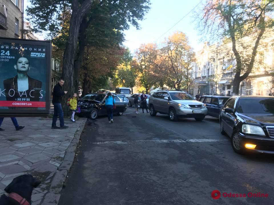 В центре Одессы BMW на «евробляхах» врезался в дерево