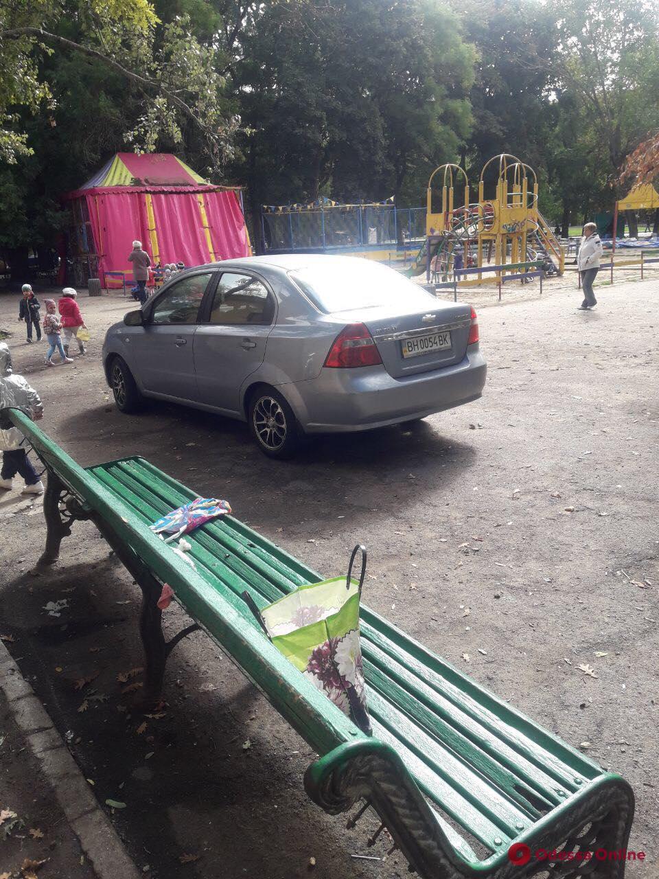 Одесса: автохам припарковался в сквере среди играющих детей