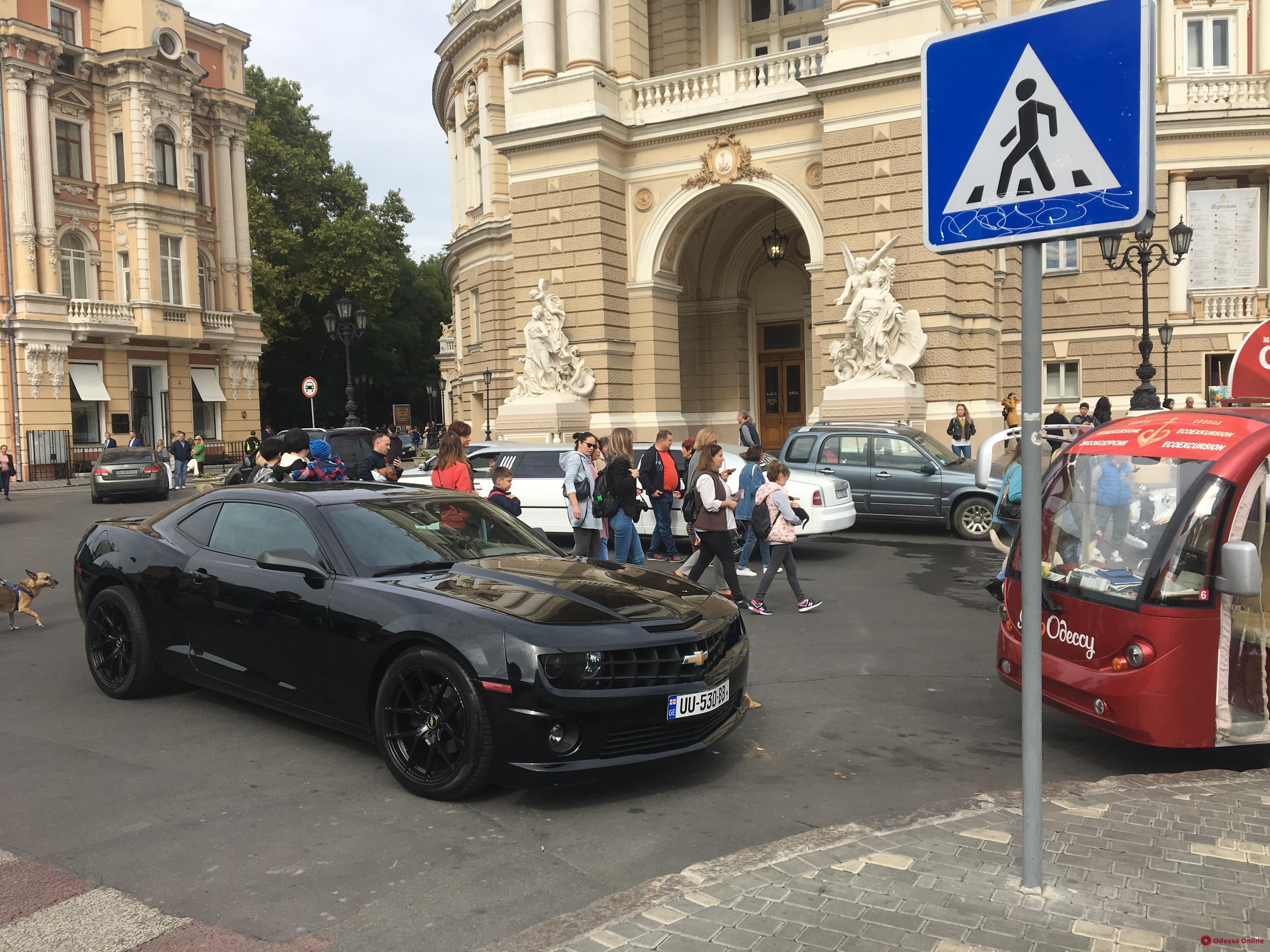 «Любитель оперы»: в Одессе автохам припарковался поперек дороги на повороте