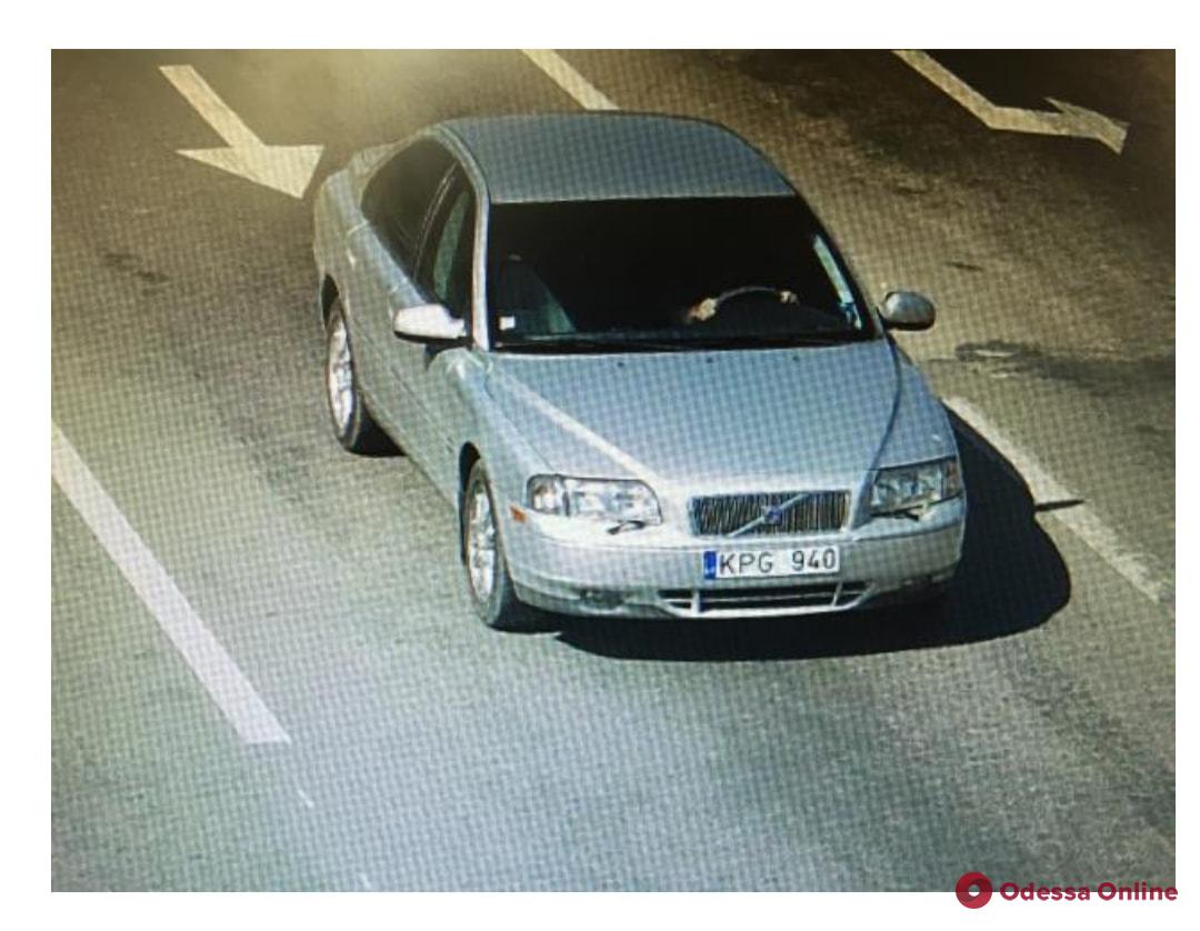 Нападение на инкассаторов в Одессе: полиция разыскивает Volvo на литовских номерах