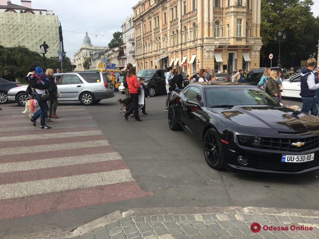 «Любитель оперы»: в Одессе автохам припарковался поперек дороги на повороте