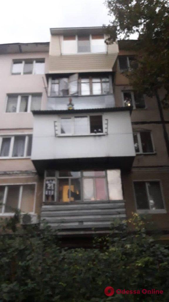  Одесса: маленький мальчик вылез с балкона 3-го этажа – ребенка спасли полицейские