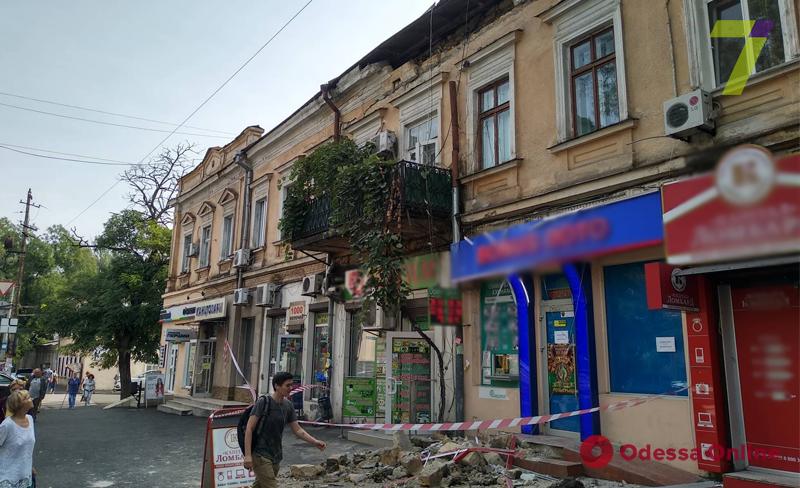 В Одессе обрушилась часть фасада жилого дома