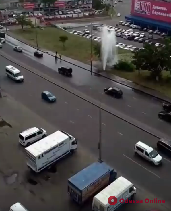 В Одессе на Балковской образовался 10-метровый фонтан