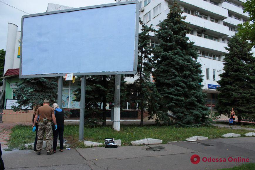 В Одессе продолжается демонтаж рекламных конструкций