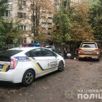 В Одессе автохам избил клюшкой охранника и въехал в забор детсада (видео)