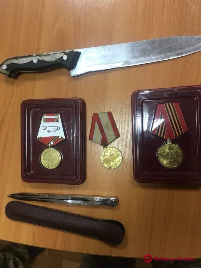 С медалями и револьвером: в Одесской области задержали подозрительных людей